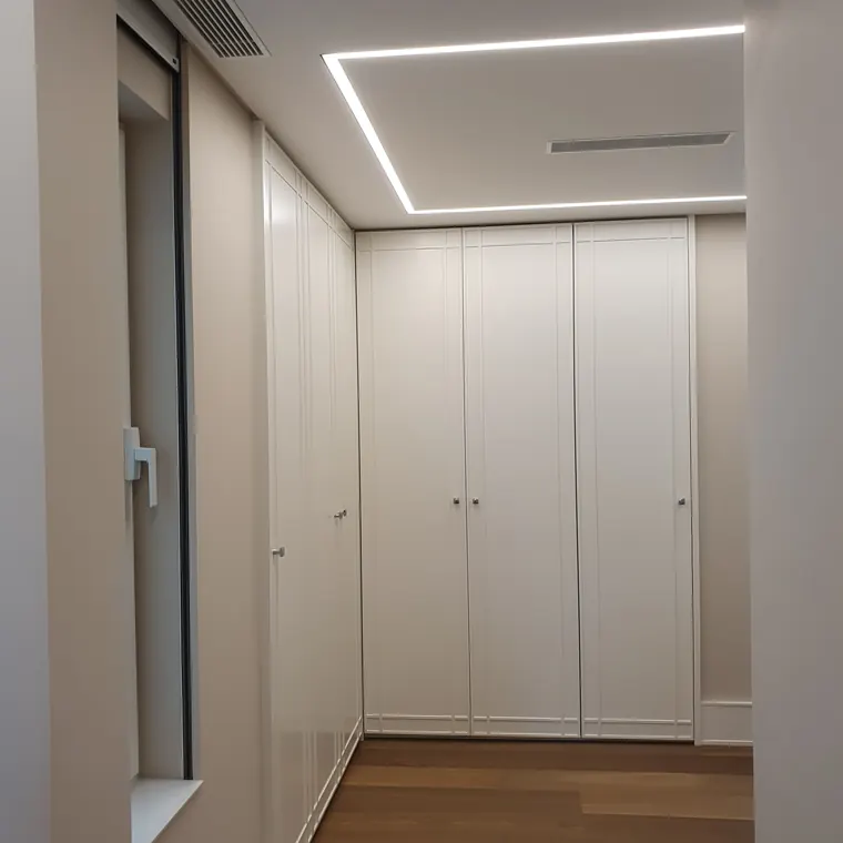 Roupeiros lacados instalados
